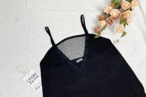 Détails de la nuisette grande taille noire, col V avec empiècement mesh et dentelle.