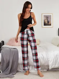 Pigiama donna set due pezzi con top in pizzo e pantaloni a quadri per abbigliamento casa.