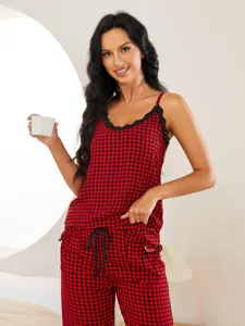 Comodo set pigiama a quadri rosso e nero con canotta e pantaloni con tasche donna.