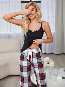 Set pigiama estivo da donna con canotta e pantaloni a quadri per comodo abbigliamento da casa.