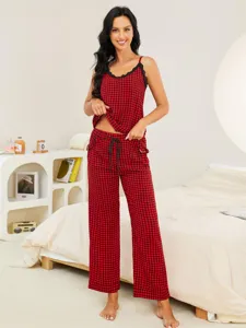 Dettaglio completo set loungewear spalline quadri rosso nero abbigliamento comodo casa