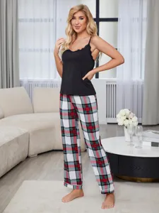 Set pigiama donna casual con canotta e pantaloni a quadri, comodo abbigliamento da notte estivo.