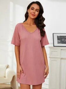 Confortable chemise de nuit femme manches courtes en tricot gaufré col V pour l'été.