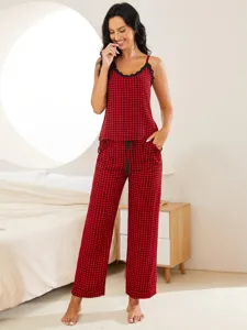 Comodo completo pigiama a quadri rosso e nero con top in pizzo e pantaloni lunghi morbidi.