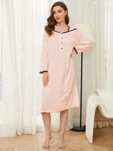 Chemise de nuit à manches longues pour femmes avec bordure en dentelle noire et boutons.