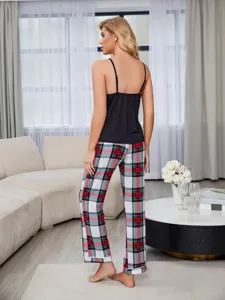 Vista di dettaglio del completo da casa da donna con top nero e pantaloni a quadri.