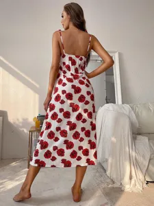 Robe midi élégante à imprimé roses rouges, vêtement de nuit et d'intérieur d'été sans manches.