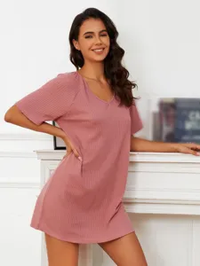 Vue de détail de la chemise de nuit confortable à manches courtes gaufrées, col V, rose.