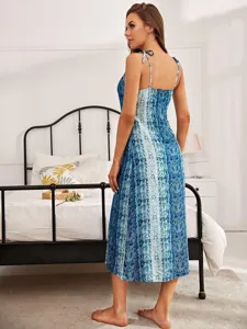 Belle vue détaillée de la nuisette à bretelles imprimé serpent bleu dans la chambre.