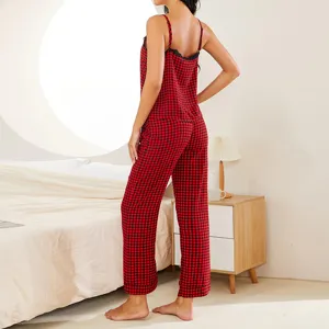 Set pigiama a quadri rosso da donna, elegante abbigliamento da casa estivo con pantaloni e comode tasche.