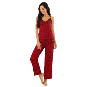 Set pigiama rosso a quadri da donna con canotta, pantaloni lunghi dotati di tasche utili.