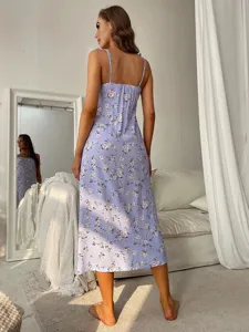Vue détaillée de la nuisette midi florale pour femmes en lilas clair avec de fins liens.