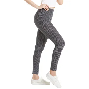 Vista di dettaglio dei leggings da yoga senza cuciture a vita alta con pois bianchi.