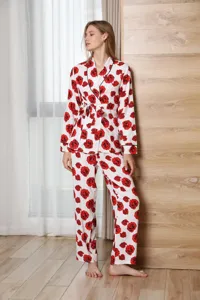 Entdecken Sie die feinen Rosenprint-Details, schwarzen Paspeln und den weichen Stoff dieses Sets.