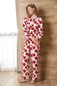 Detailaufnahme des roten Rosen-Blumen-Langarm-Pyjamaset für Damen, drinnen getragen.