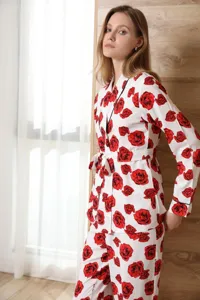 Damen Blumenmuster Langarm Pyjama Set mit Hose und Gürtel, gemütliche Nachtwäsche.