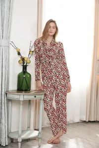 Detailaufnahme des Damen Herbst Winter langarm Leopardenmuster Pyjama Sets im Raum.