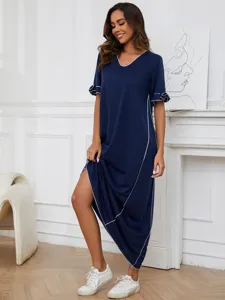 Dunkelblaue maxikleid kurzarm mit v-ausschnitt und rüschen für damen freizeitkleidung detail