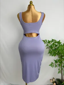 Vue rapprochée d'une robe nuisette moulante côtelée mauve clair sur mannequin doré élégant.