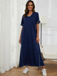 Lässiges langes dunkelblaues Damen Sommerkleid mit kurzen Ärmeln und weißem Saum.
