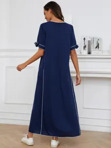 Langes dunkelblaues Freizeitkleid mit kurzen Ärmeln, weißem Paspel und Schleifen-Detail.