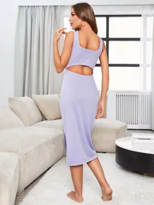 Robe midi côtelée avec détail de découpe au dos en couleur lavande douce et élégante.