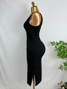 Robe nuisette noire côtelée vue de profil avec coupe moulante et fente latérale élégante.