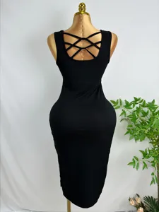 Détail de dos de la robe moulante noire côtelée sans manches avec brides croisées.