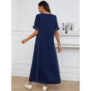 Langes dunkelblaues Kurzarm-Kleid mit weißer Paspelierung und süßen Schleifendetails im Sommer.