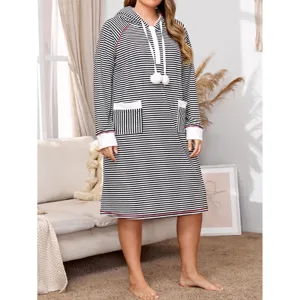 Chemise de nuit longue rayée noire et blanche à capuche avec poches et grands pompons
