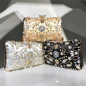 Détail de pochette de soirée perlée de strass faits main avec exquise broderie florale.