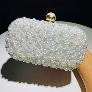 Detail handgemaakte parel avondtas clutch elegante bruiloft feest handtas decor.