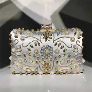 Vue détaillée de l'élégant sac de soirée argenté perlé avec des strass en cristal scintillants.