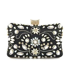 Vue détaillée de la pochette de soirée noire, montrant la broderie de perles et strass.