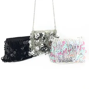 Vue détaillée de sacs de soirée perlés à sequins faits à la main avec bandoulière en chaîne.