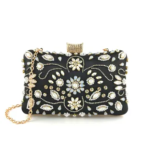 Pochette de soirée noire élégante avec broderie de perles faite main et chaîne dorée.