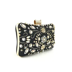 Gros plan de la pochette de soirée noire brodée de perles et strass avec cadre doré chic