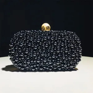 Prachtige zwarte kraal avondtas clutch detail met fijn handgemaakt kraalwerk en mooie sluiting.