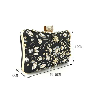 Sac de soirée pochette artisanal en perles et strass avec motif floral et cadre en métal doré.