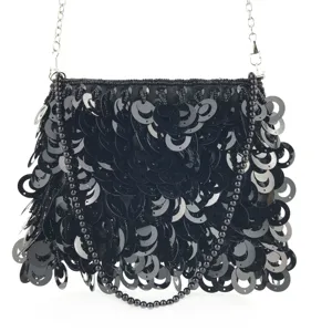 Detail de sac de soiree a paillettes noires avec broderie de perles et chaine en perles.