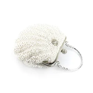 Perlen Muschel Abendhandtasche mit Metallring Griff und glänzenden Strasssteinen für Damen.