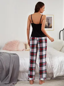 Vista dettagliata del pigiama da donna con canotta e pantaloni a quadri, comoda notte.