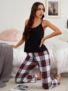 Vista dettagliata del set da notte estivo da donna con top nero e pantaloni a quadri.