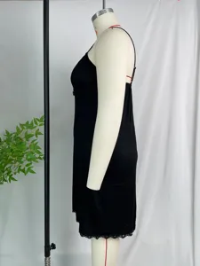 Détail de chemise de nuit noire grande taille, robe modal sans manches col V en dentelle.