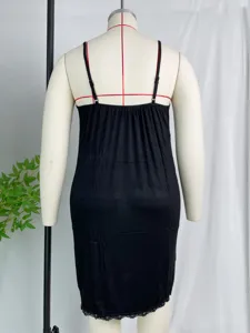 Nuisette grande taille femme noire d'été, robe de nuit modal sans manches, vue arrière.
