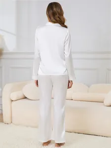 Rückansicht Detail von Damen weißem Langarm Seide Pyjama Set im gemütlichen Zimmer.