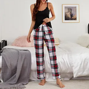 Set pigiama da donna con canotta nera e pantaloni a quadri classici per un sonno confortevole.