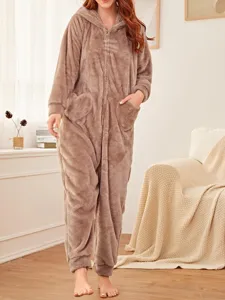 Detalle mameluco de felpa para mujer con capucha, ropa de casa de invierno cálida, pijama cómodo.