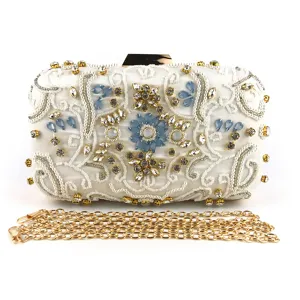 Primo piano dettagliato della pochette da sera perlinata, ricamo di cristalli, borsa.