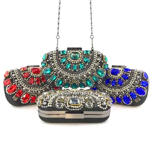 Vue détaillée d'un sac de soirée clouté de strass en cristal fait main avec des bijoux colorés.